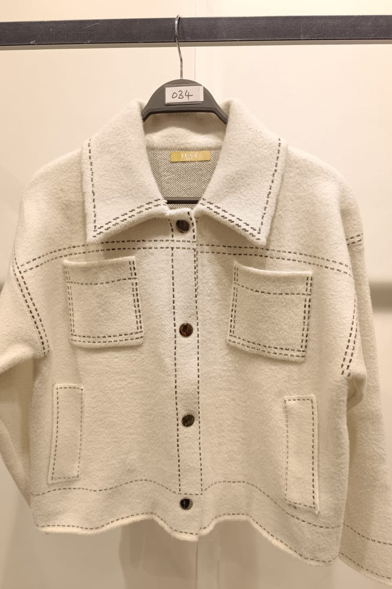 Veste courte à la texture feutrée, dotée de surpiqûres contrastantes et de deux poches poitrine plaquées