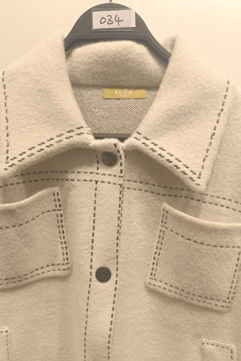 Veste courte à la texture feutrée, dotée de surpiqûres contrastantes et de deux poches poitrine plaquées