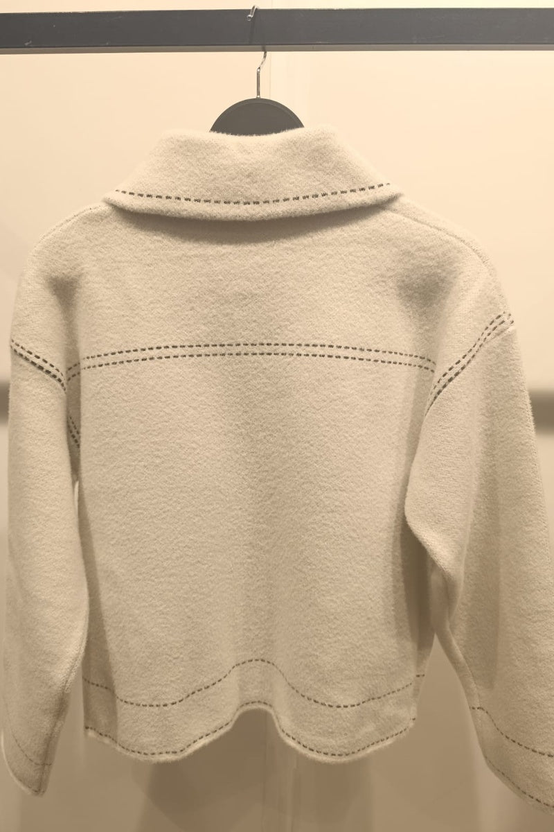 Veste courte à la texture feutrée, dotée de surpiqûres contrastantes et de deux poches poitrine plaquées