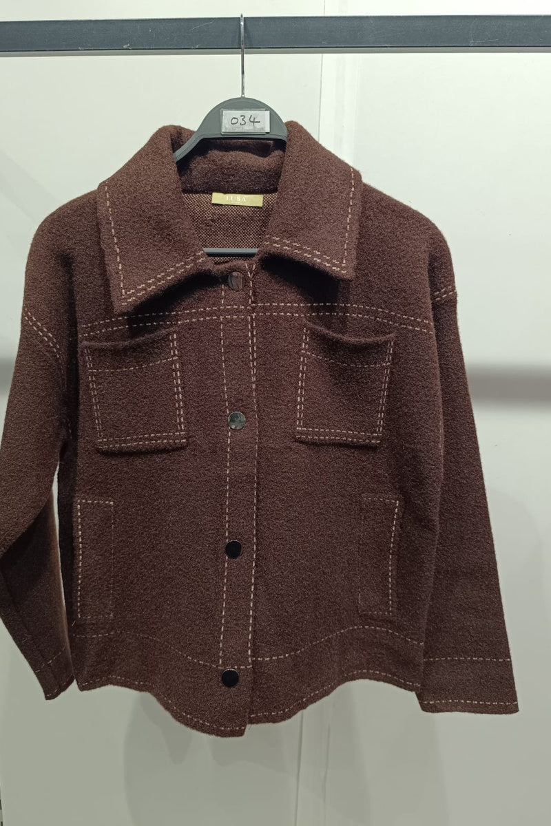 Veste courte à la texture feutrée, dotée de surpiqûres contrastantes et de deux poches poitrine plaquées