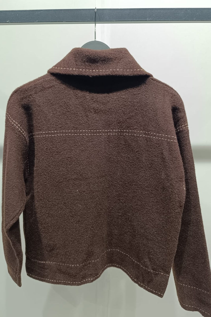 Veste courte à la texture feutrée, dotée de surpiqûres contrastantes et de deux poches poitrine plaquées