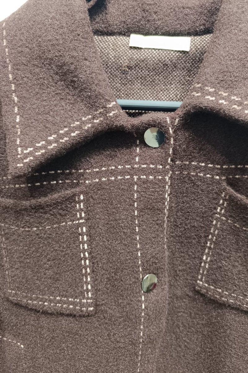 Veste courte à la texture feutrée, dotée de surpiqûres contrastantes et de deux poches poitrine plaquées