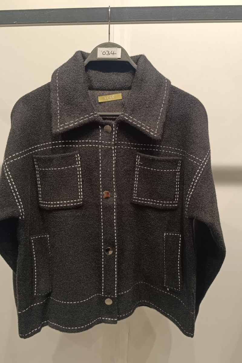 Veste courte à la texture feutrée, dotée de surpiqûres contrastantes et de deux poches poitrine plaquées