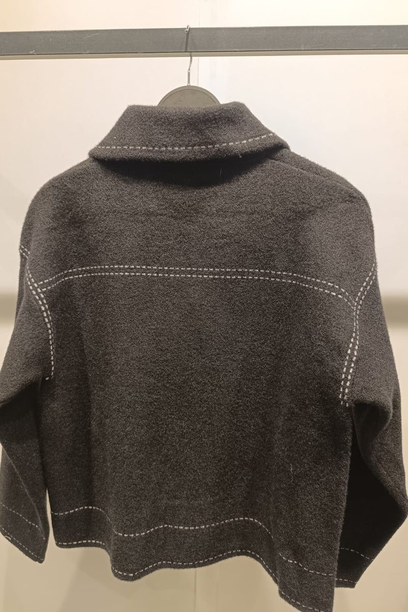 Veste courte à la texture feutrée, dotée de surpiqûres contrastantes et de deux poches poitrine plaquées