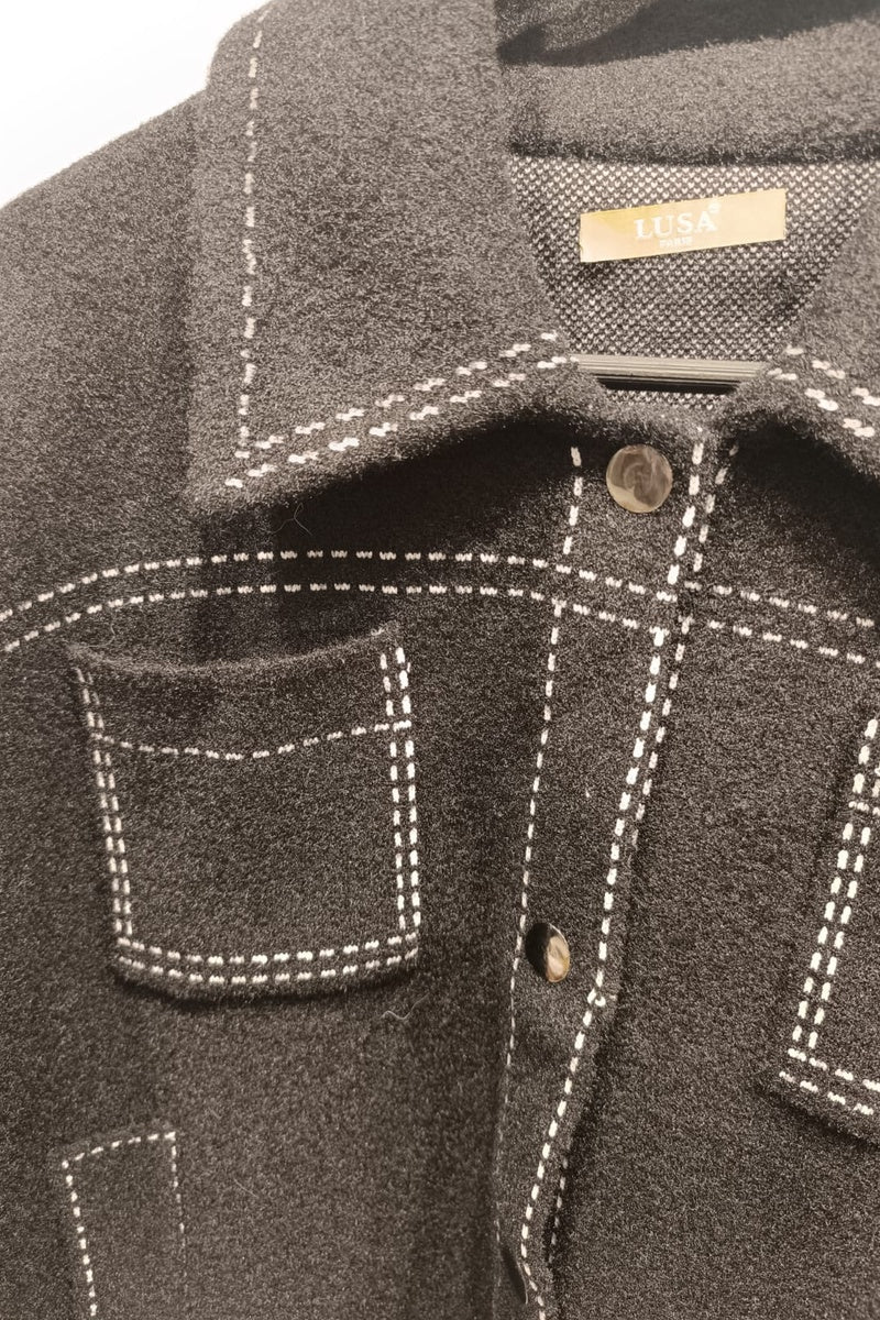 Veste courte à la texture feutrée, dotée de surpiqûres contrastantes et de deux poches poitrine plaquées
