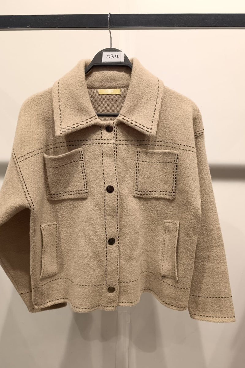 Veste courte à la texture feutrée, dotée de surpiqûres contrastantes et de deux poches poitrine plaquées
