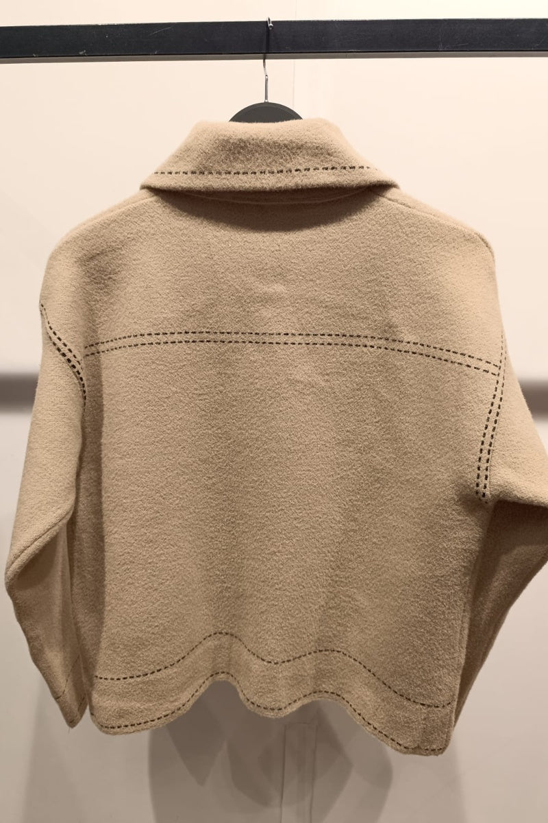 Veste courte à la texture feutrée, dotée de surpiqûres contrastantes et de deux poches poitrine plaquées