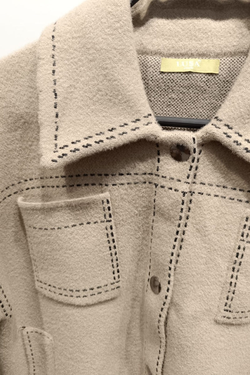 Veste courte à la texture feutrée, dotée de surpiqûres contrastantes et de deux poches poitrine plaquées