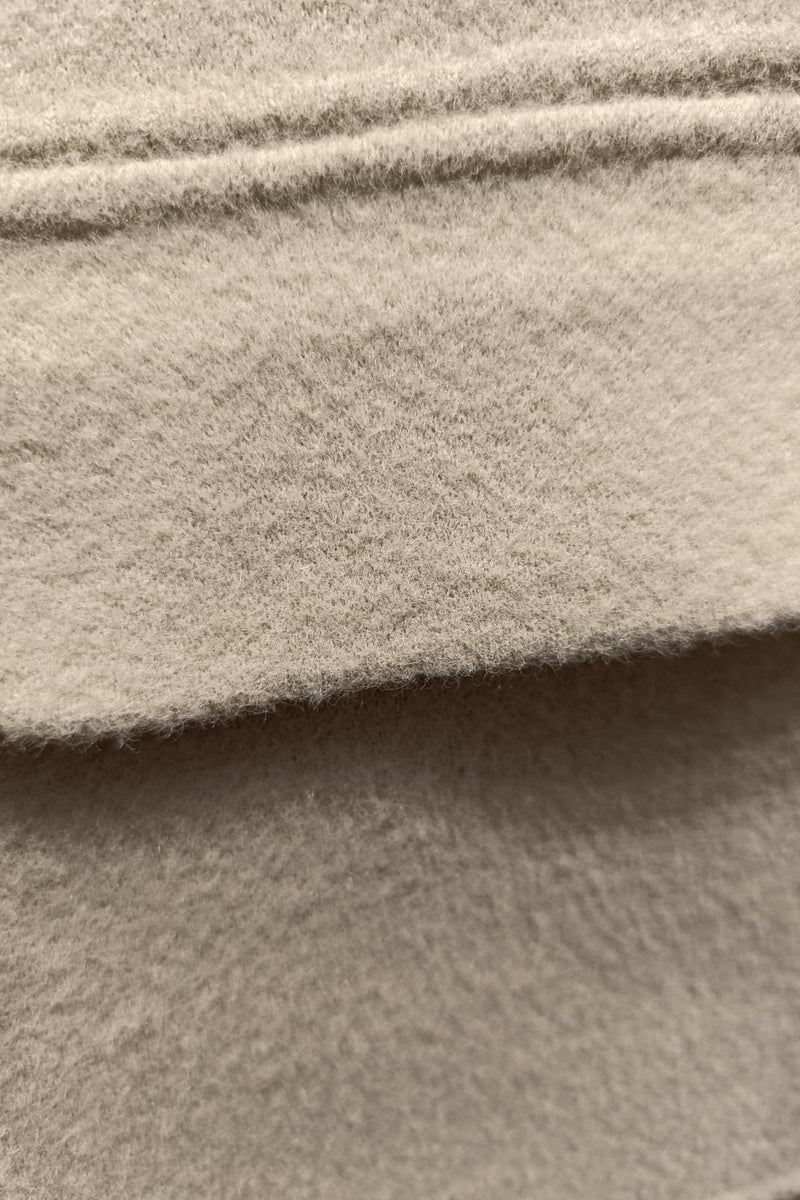 Veste courte zippée dotée d'un col montant côtelé et de deux poches poitrine à rabat
