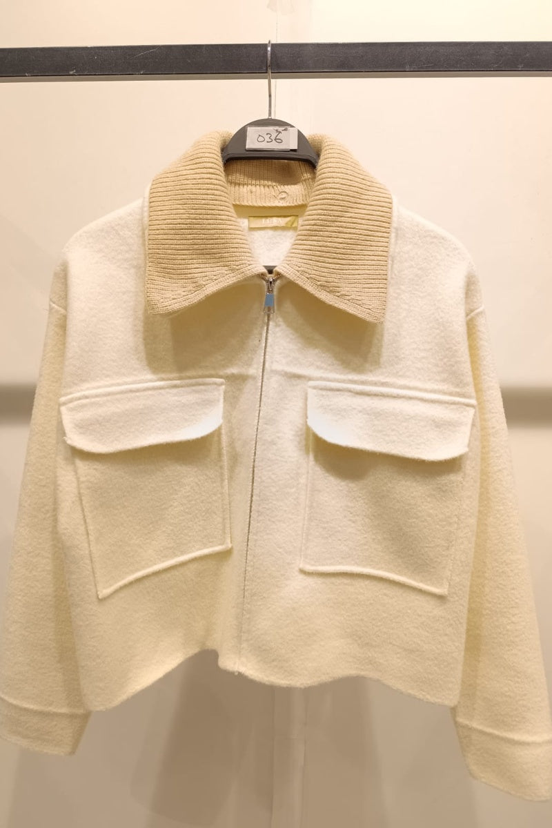 Veste courte zippée dotée d'un col montant côtelé et de deux poches poitrine à rabat