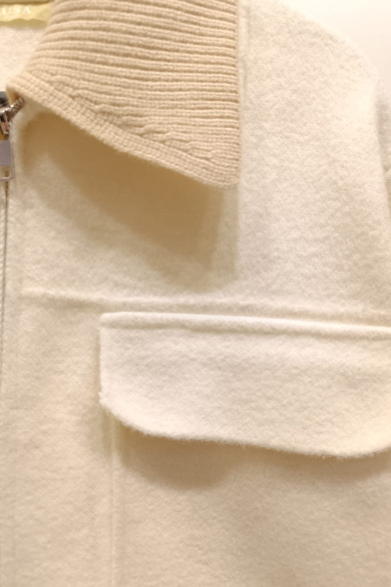 Veste courte zippée dotée d'un col montant côtelé et de deux poches poitrine à rabat