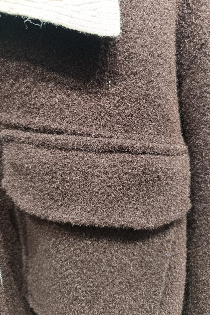 Veste courte zippée dotée d'un col montant côtelé et de deux poches poitrine à rabat