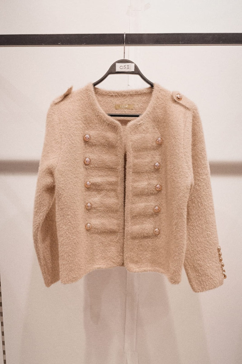 Veste courte duveteuse et texturée, dotée d'un col rond et de superbes boutons dorés disposés en double rangée
