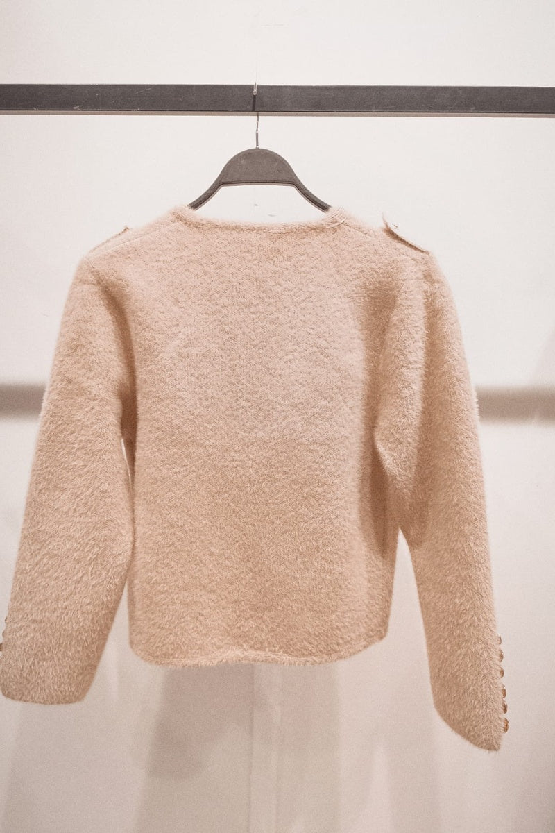Veste courte duveteuse et texturée, dotée d'un col rond et de superbes boutons dorés disposés en double rangée