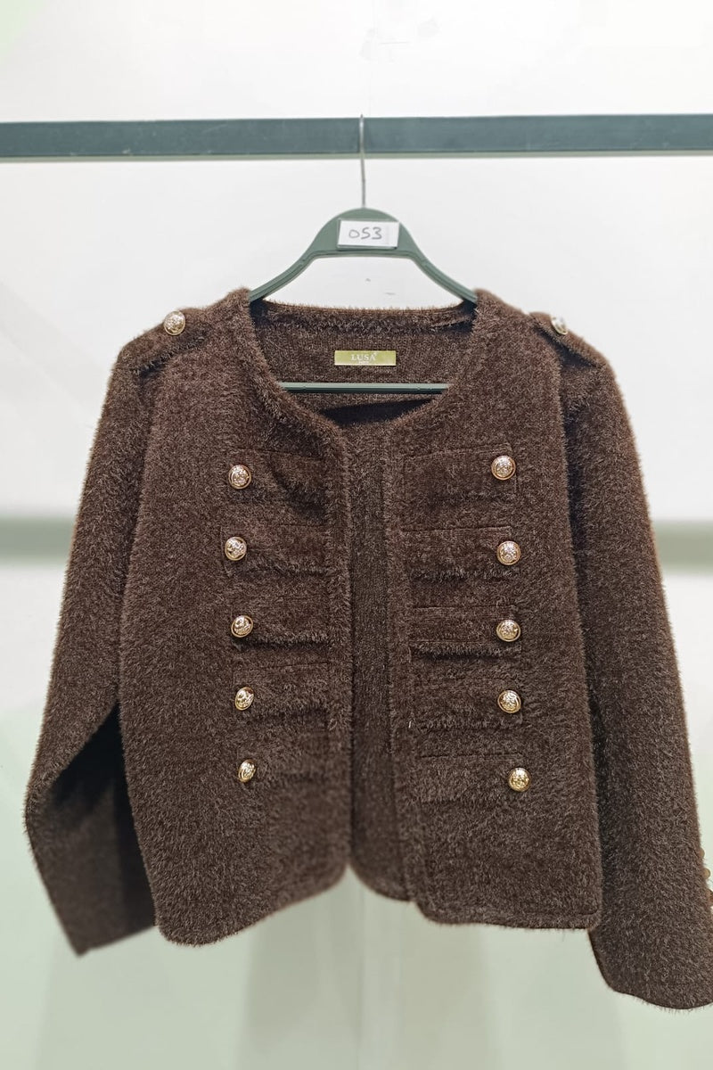 Veste courte duveteuse et texturée, dotée d'un col rond et de superbes boutons dorés disposés en double rangée