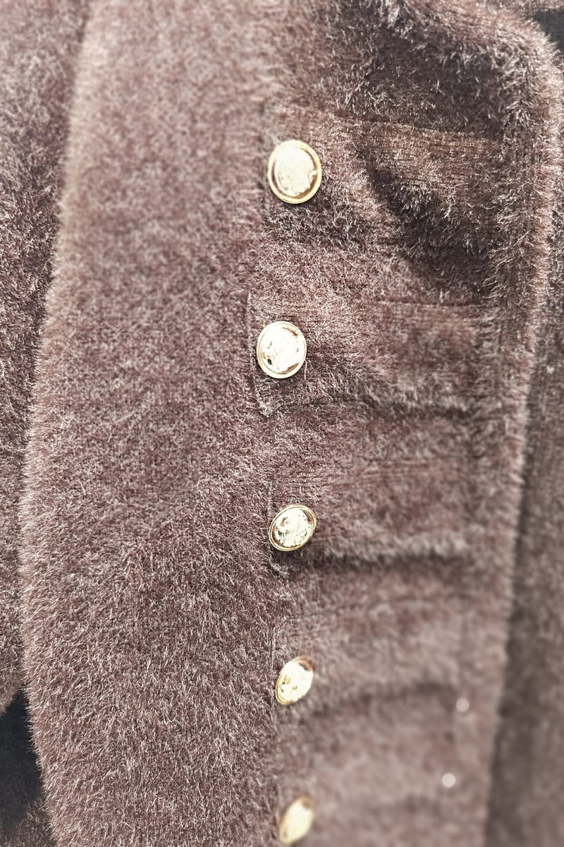 Veste courte duveteuse et texturée, dotée d'un col rond et de superbes boutons dorés disposés en double rangée