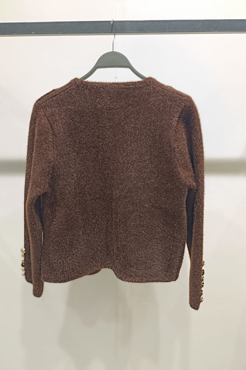 Veste courte duveteuse et texturée, dotée d'un col rond et de superbes boutons dorés disposés en double rangée
