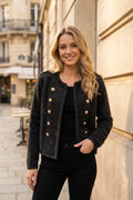 Veste courte duveteuse et texturée, dotée d'un col rond et de superbes boutons dorés disposés en double rangée