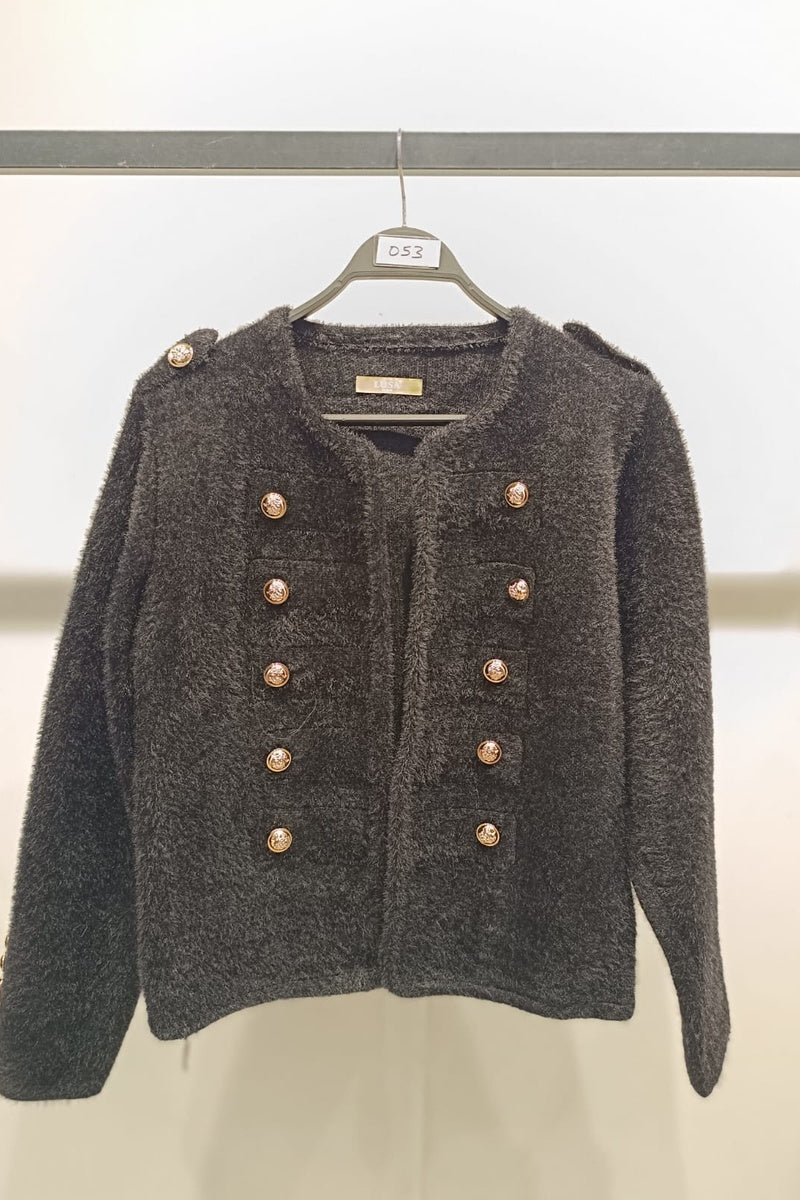 Veste courte duveteuse et texturée, dotée d'un col rond et de superbes boutons dorés disposés en double rangée