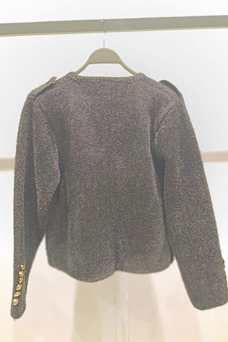 Veste courte duveteuse et texturée, dotée d'un col rond et de superbes boutons dorés disposés en double rangée