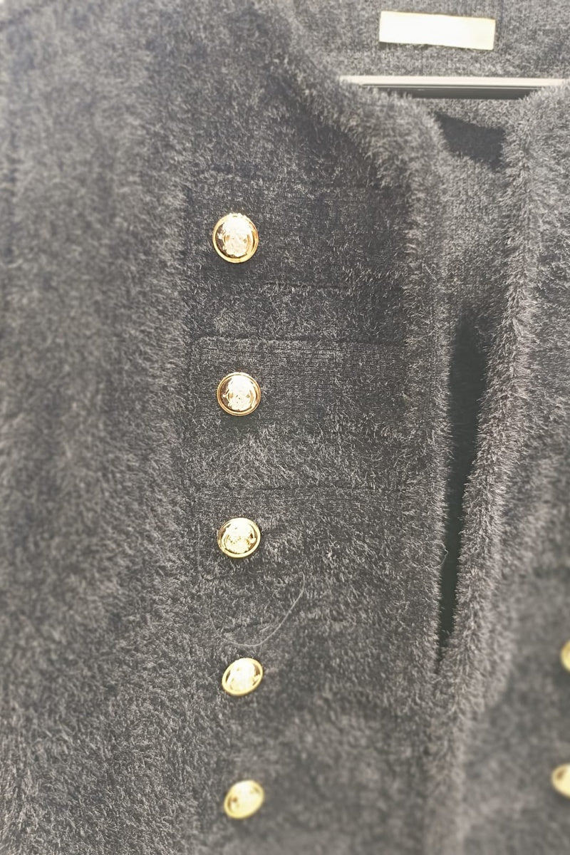 Veste courte duveteuse et texturée, dotée d'un col rond et de superbes boutons dorés disposés en double rangée