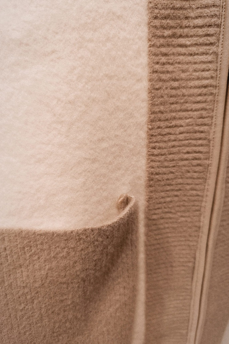 Cardigan à capuche et fermeture éclair, orné d'empiècements contrastés texturés sur les poches