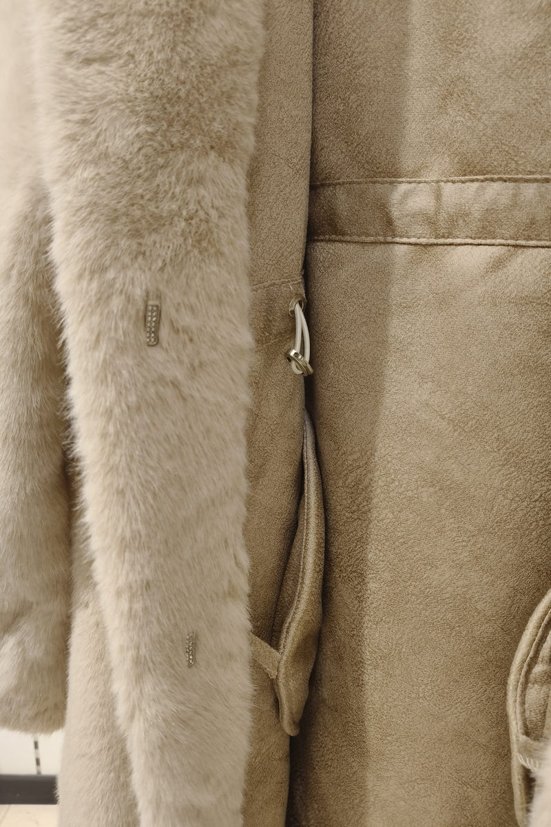 Manteau uni premium fausse fourrure avec poches et capuche