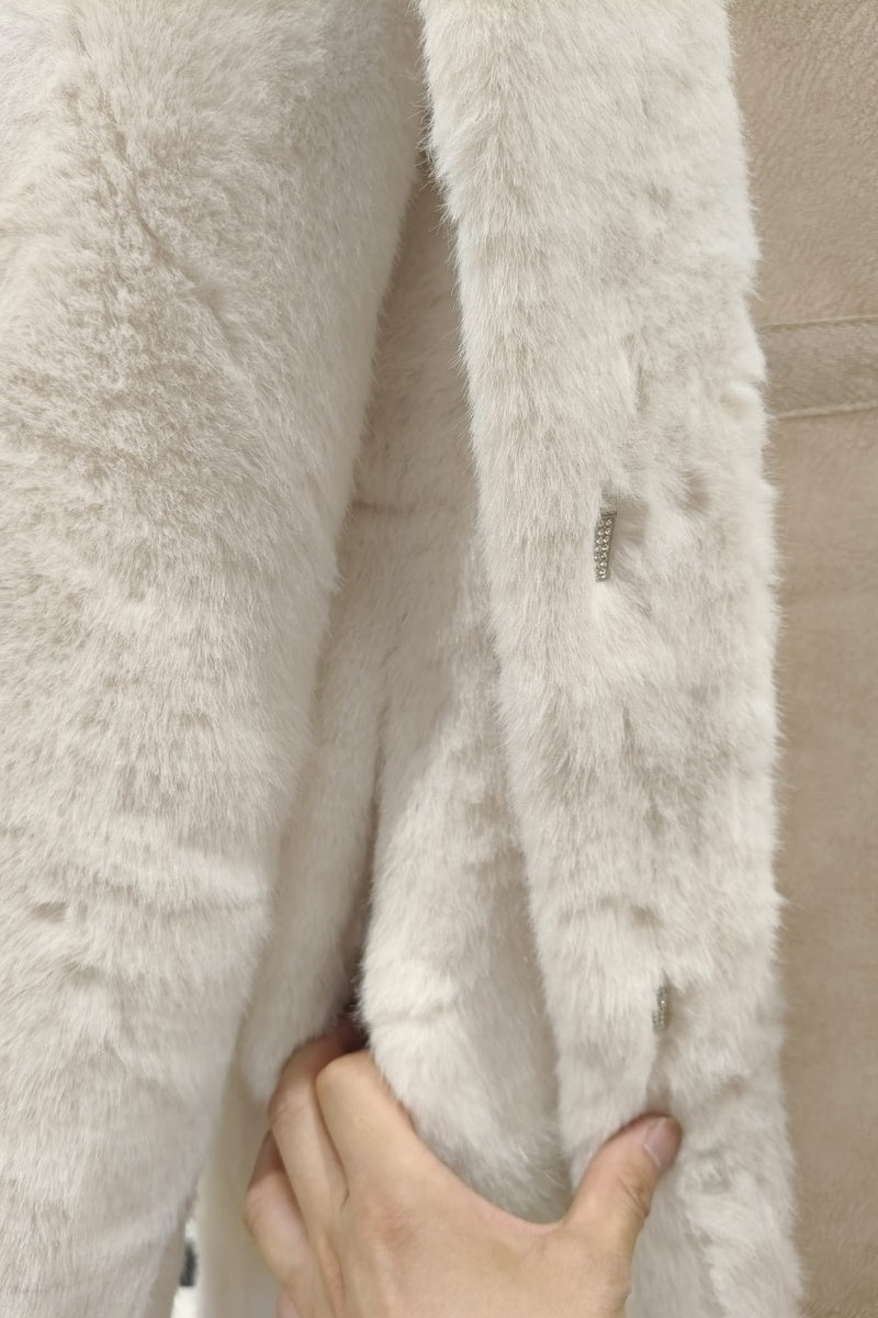 Manteau uni premium fausse fourrure avec poches et capuche