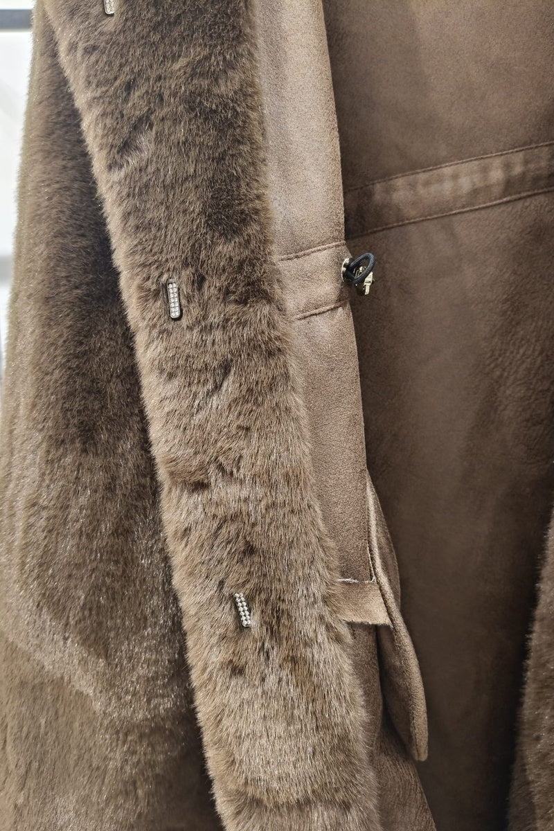 Manteau uni premium fausse fourrure avec poches et capuche