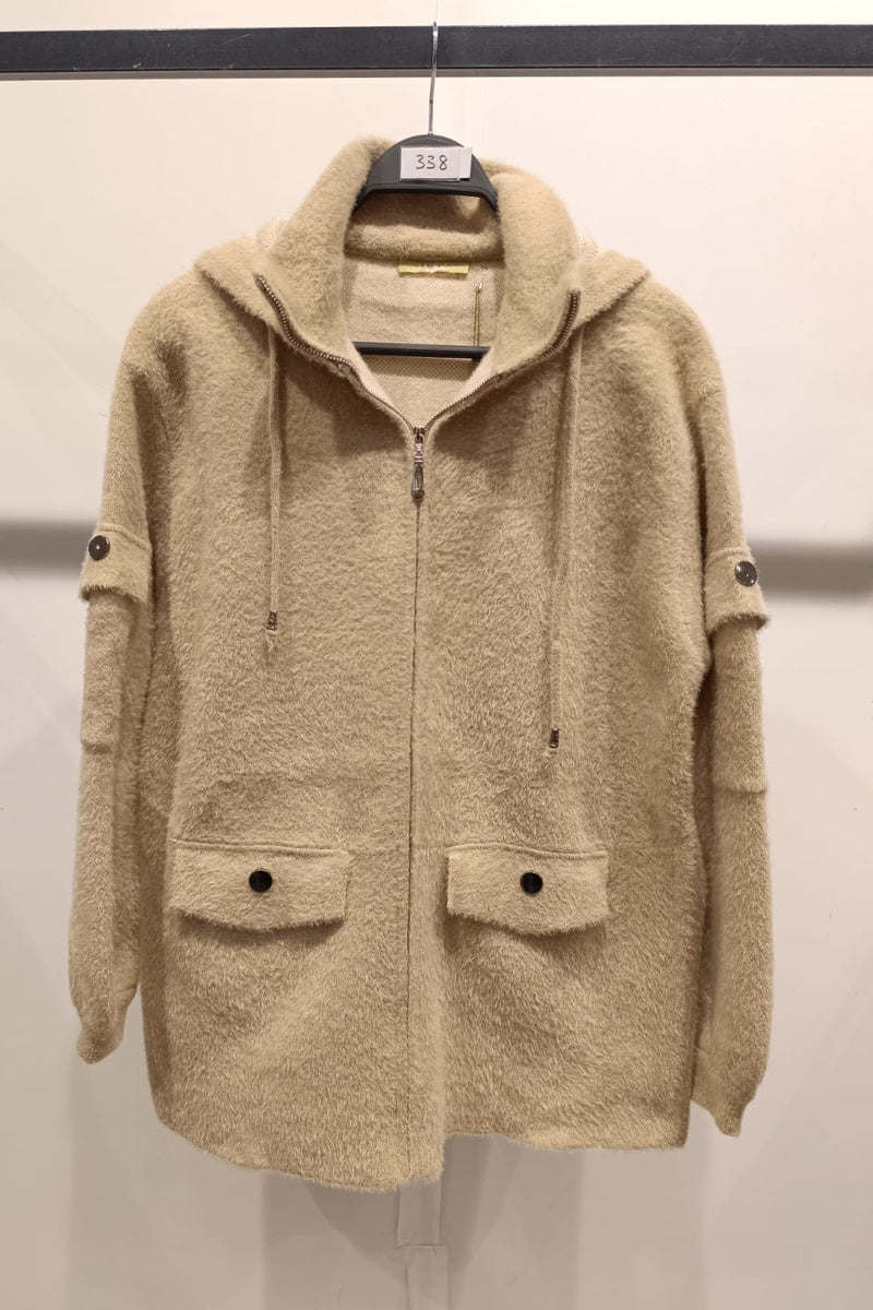 Veste duveteuse zippée à capuche, dotée de grandes poches plaquées à rabat sur le devant
