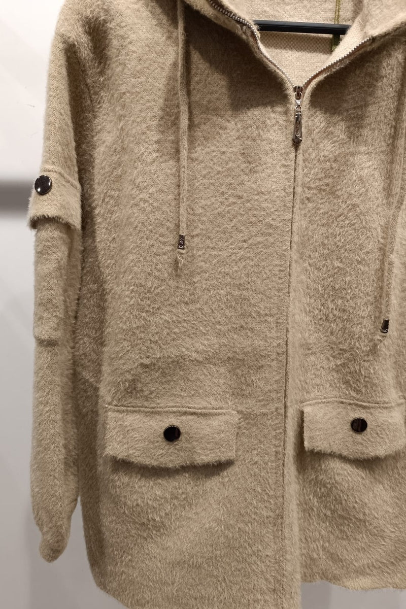 Veste duveteuse zippée à capuche, dotée de grandes poches plaquées à rabat sur le devant