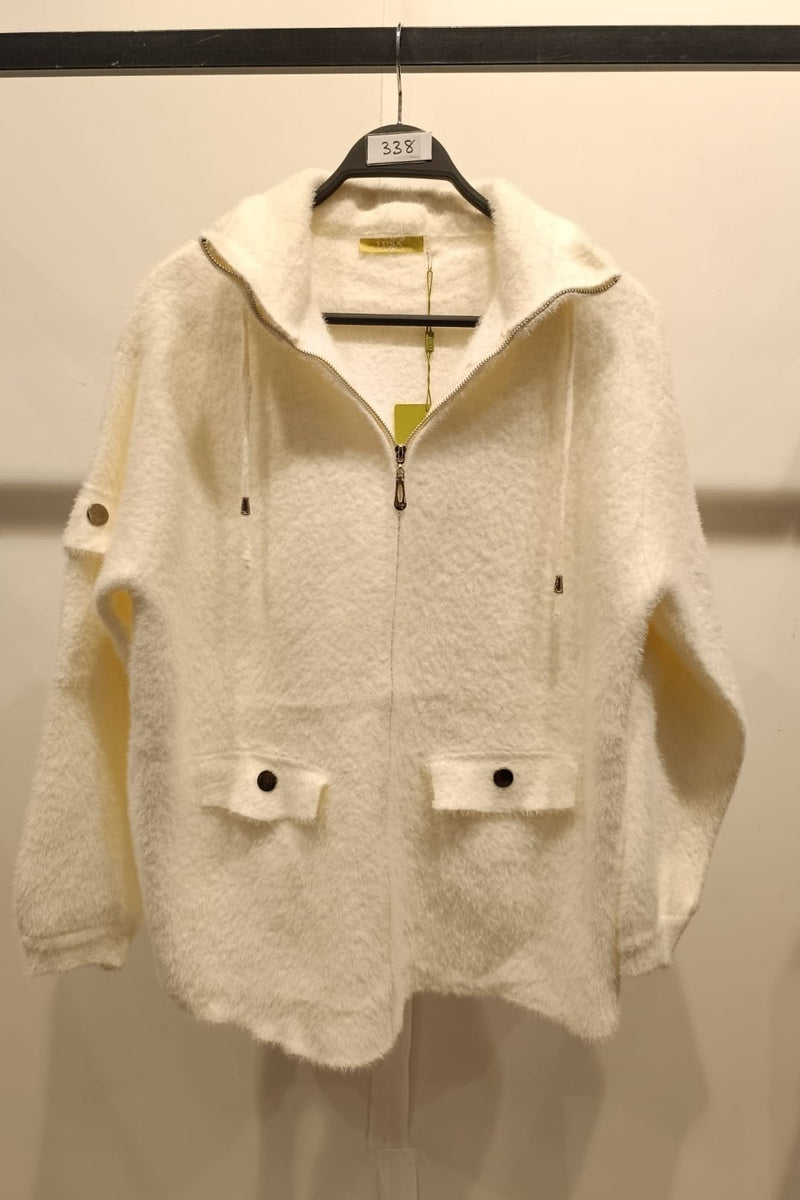 Veste duveteuse zippée à capuche, dotée de grandes poches plaquées à rabat sur le devant