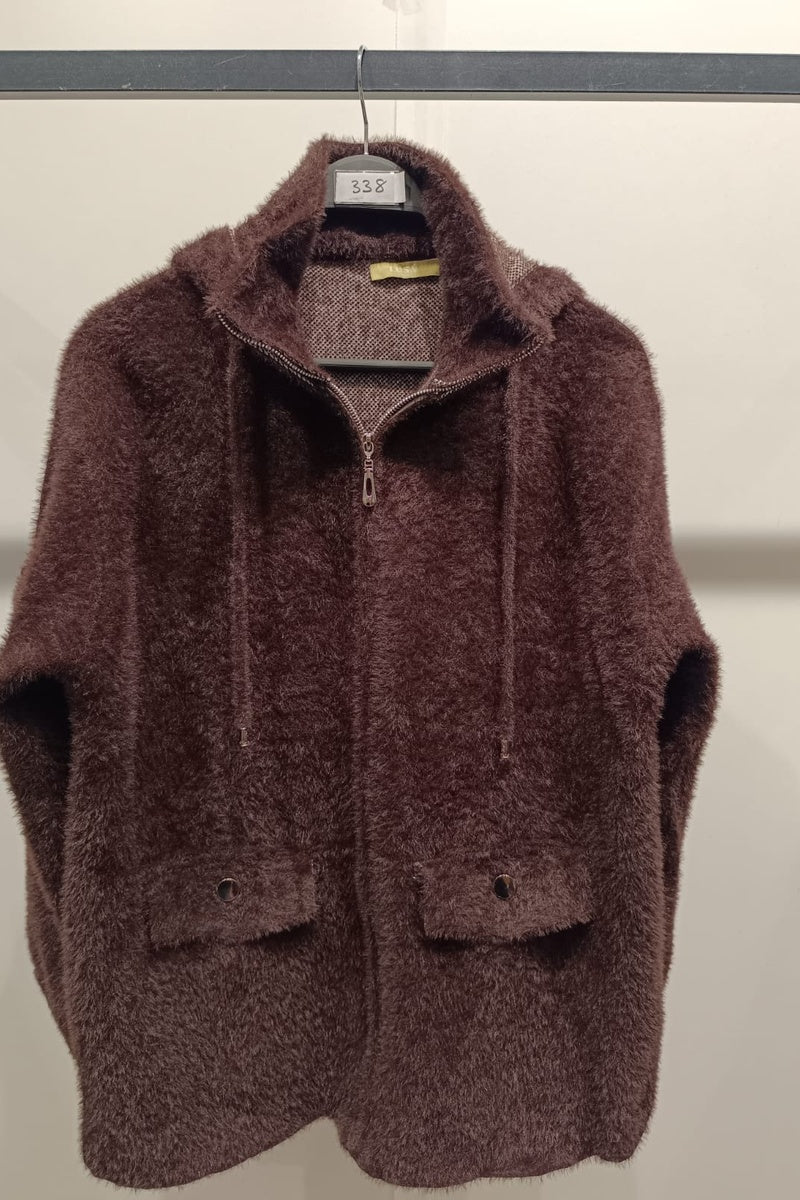 Veste duveteuse zippée à capuche, dotée de grandes poches plaquées à rabat sur le devant