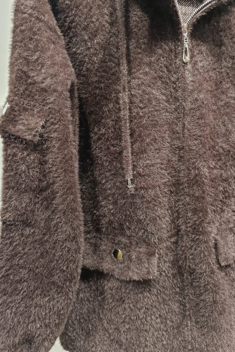 Veste duveteuse zippée à capuche, dotée de grandes poches plaquées à rabat sur le devant