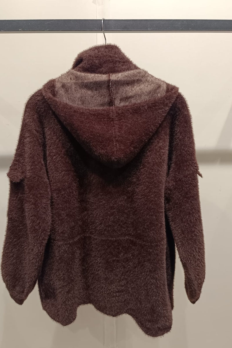 Veste duveteuse zippée à capuche, dotée de grandes poches plaquées à rabat sur le devant