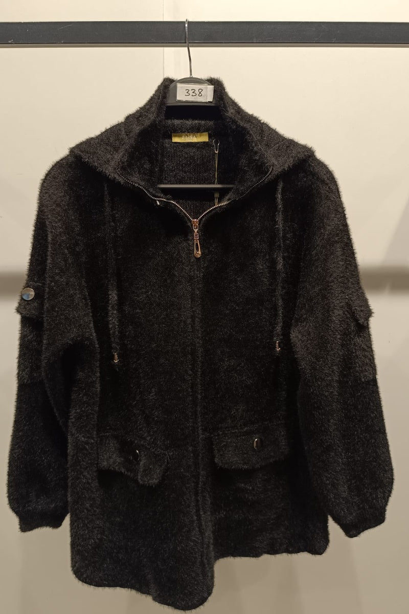 Veste duveteuse zippée à capuche, dotée de grandes poches plaquées à rabat sur le devant