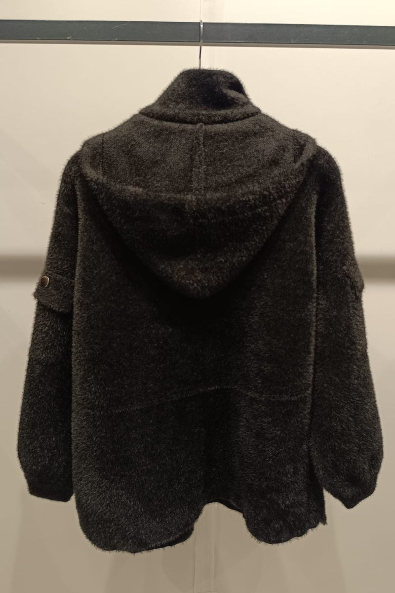 Veste duveteuse zippée à capuche, dotée de grandes poches plaquées à rabat sur le devant