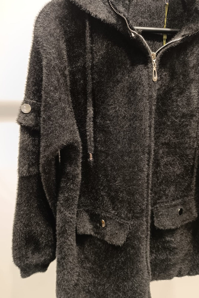 Veste duveteuse zippée à capuche, dotée de grandes poches plaquées à rabat sur le devant