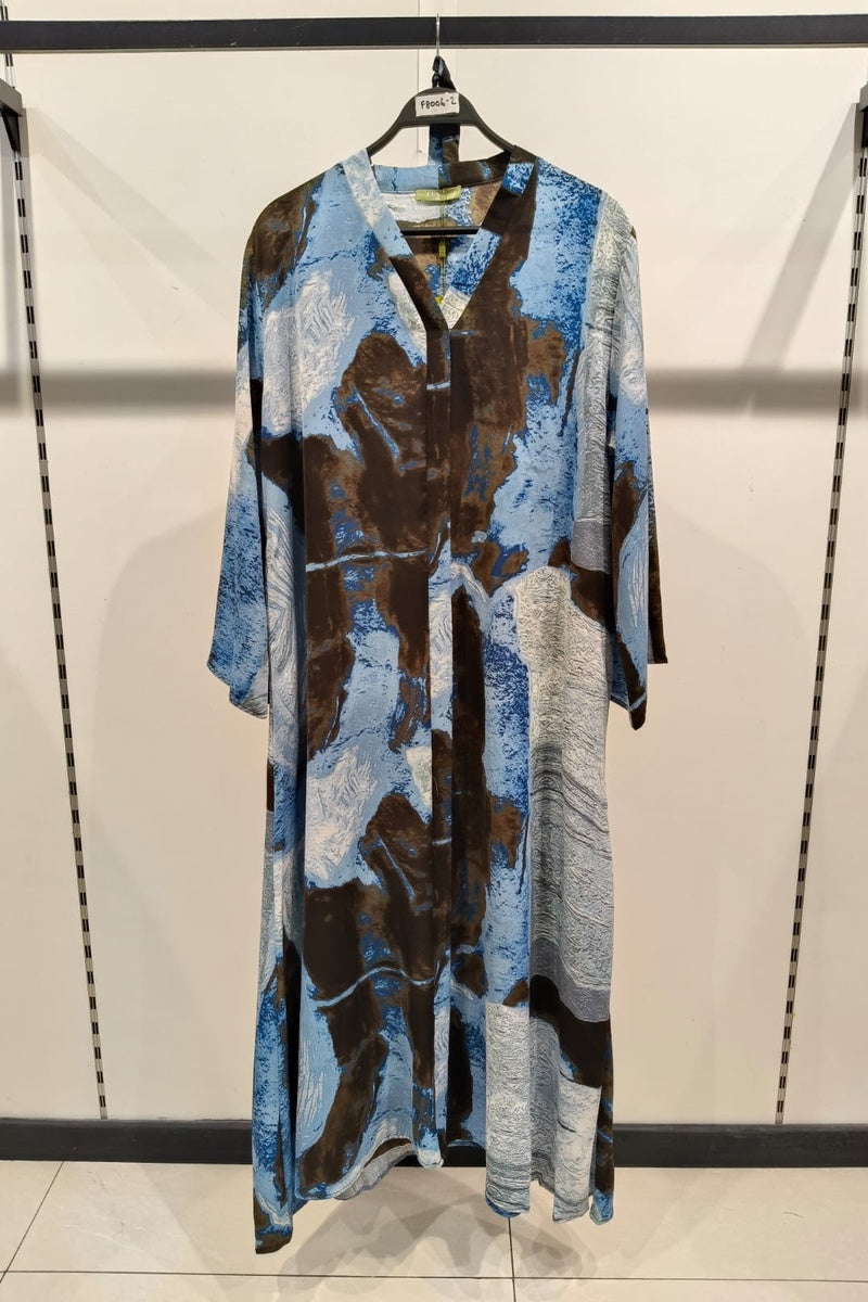 Robe longue imprimée abstraite satinée avec ceinture