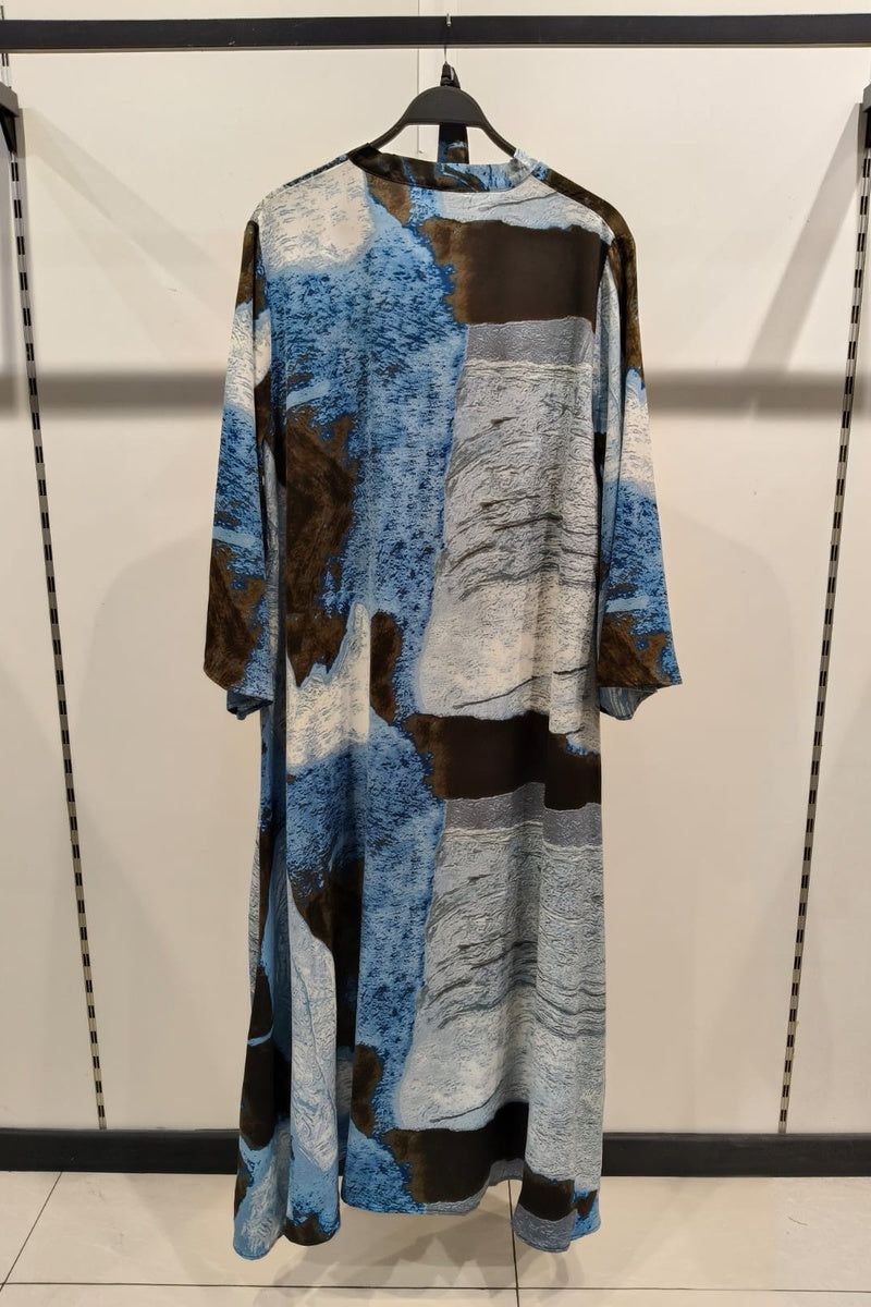 Robe longue imprimée abstraite satinée avec ceinture