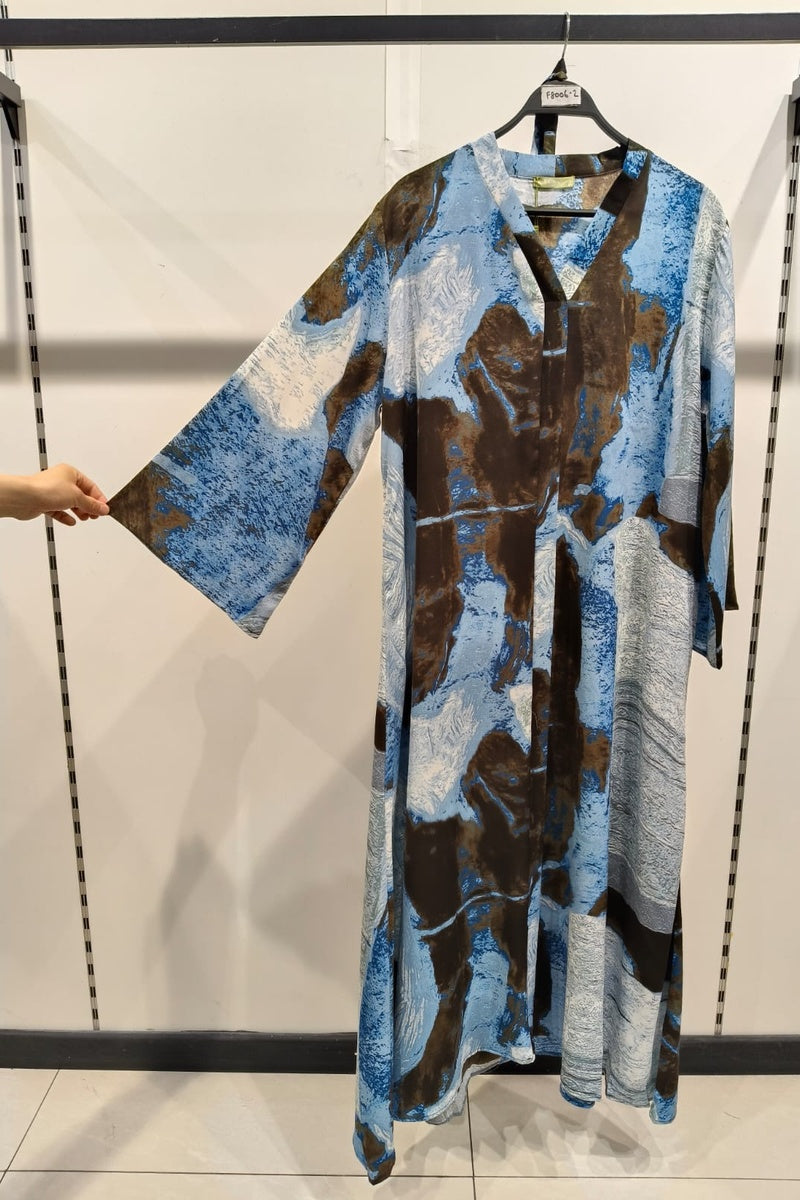 Robe longue imprimée abstraite satinée avec ceinture