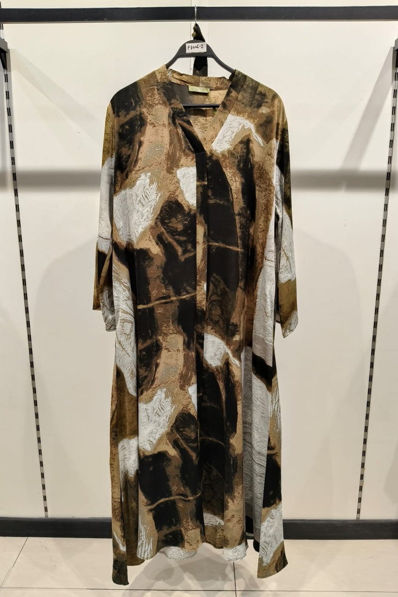 Robe longue imprimée abstraite satinée avec ceinture