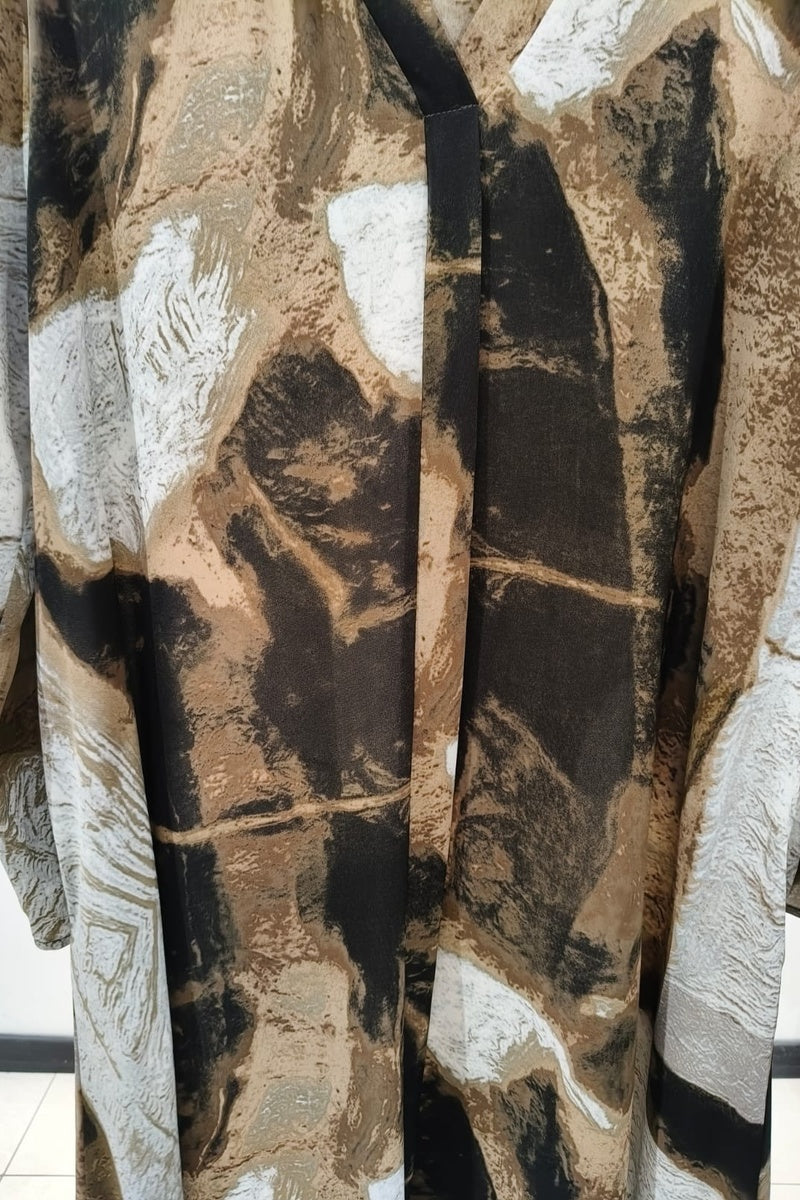 Robe longue imprimée abstraite satinée avec ceinture
