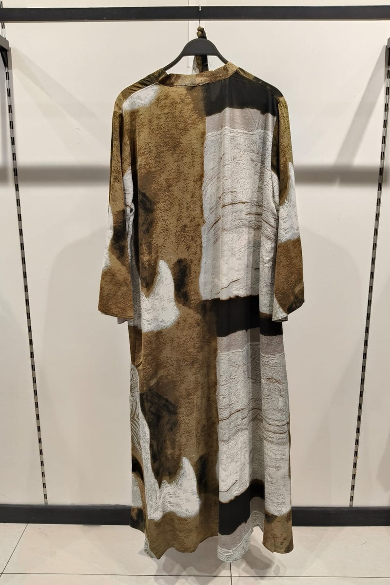 Robe longue imprimée abstraite satinée avec ceinture