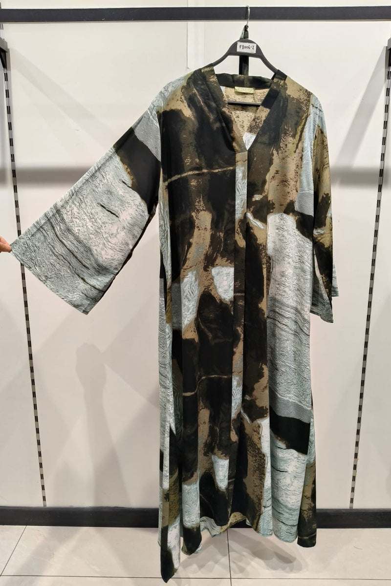 Robe longue imprimée abstraite satinée avec ceinture