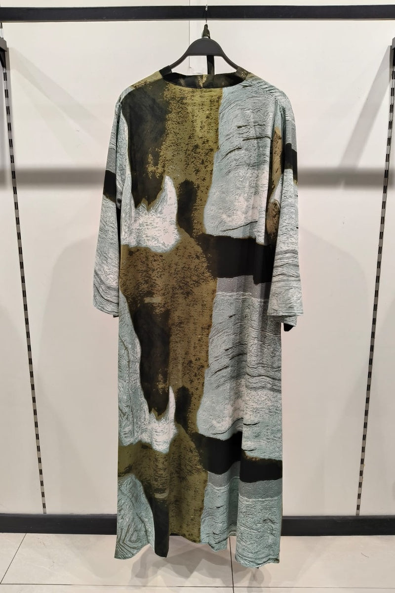 Robe longue imprimée abstraite satinée avec ceinture