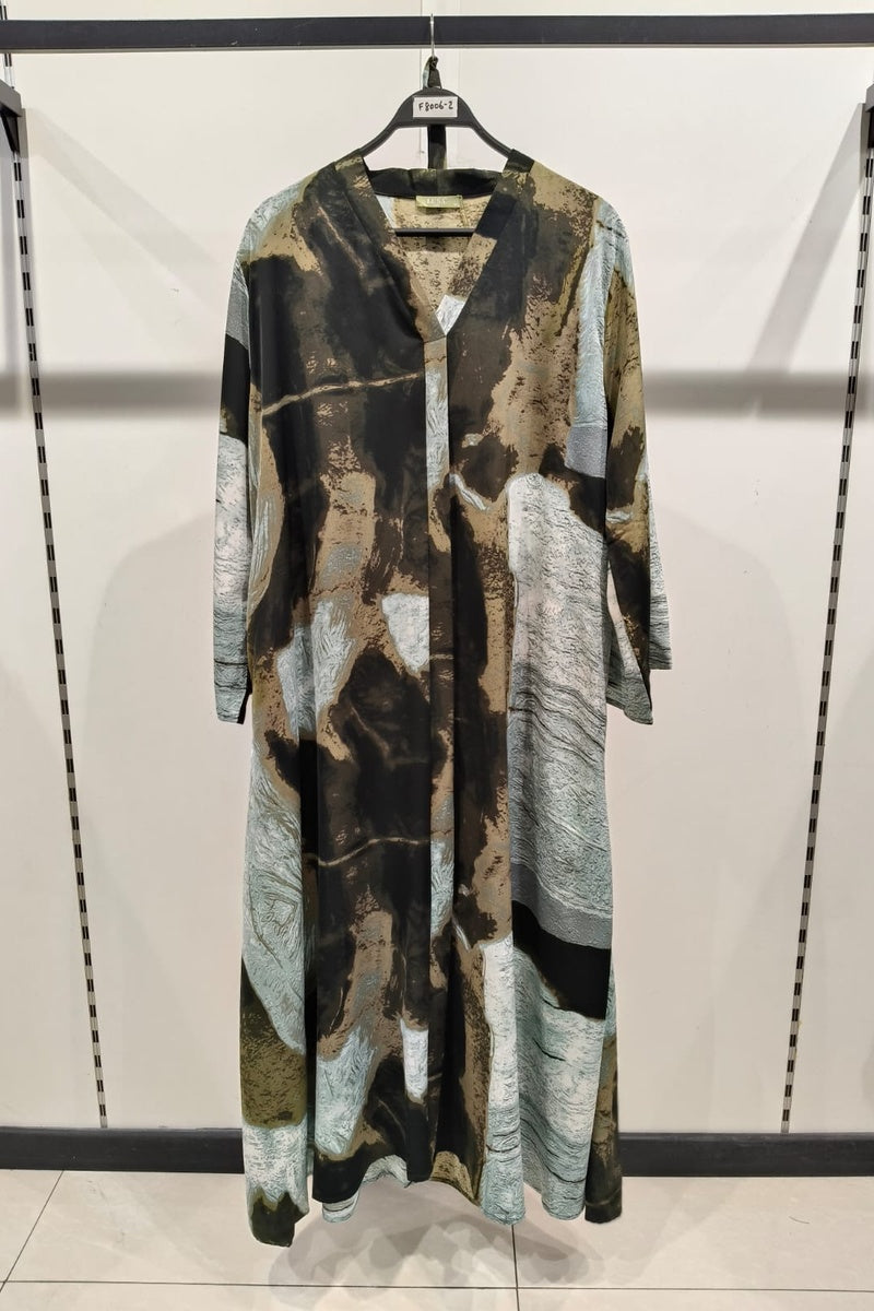 Robe longue imprimée abstraite satinée avec ceinture