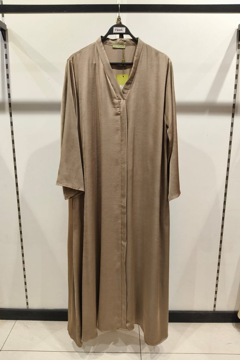 Robe longue unie satinée avec ceinture