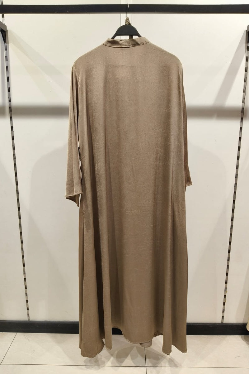 Robe longue unie satinée avec ceinture