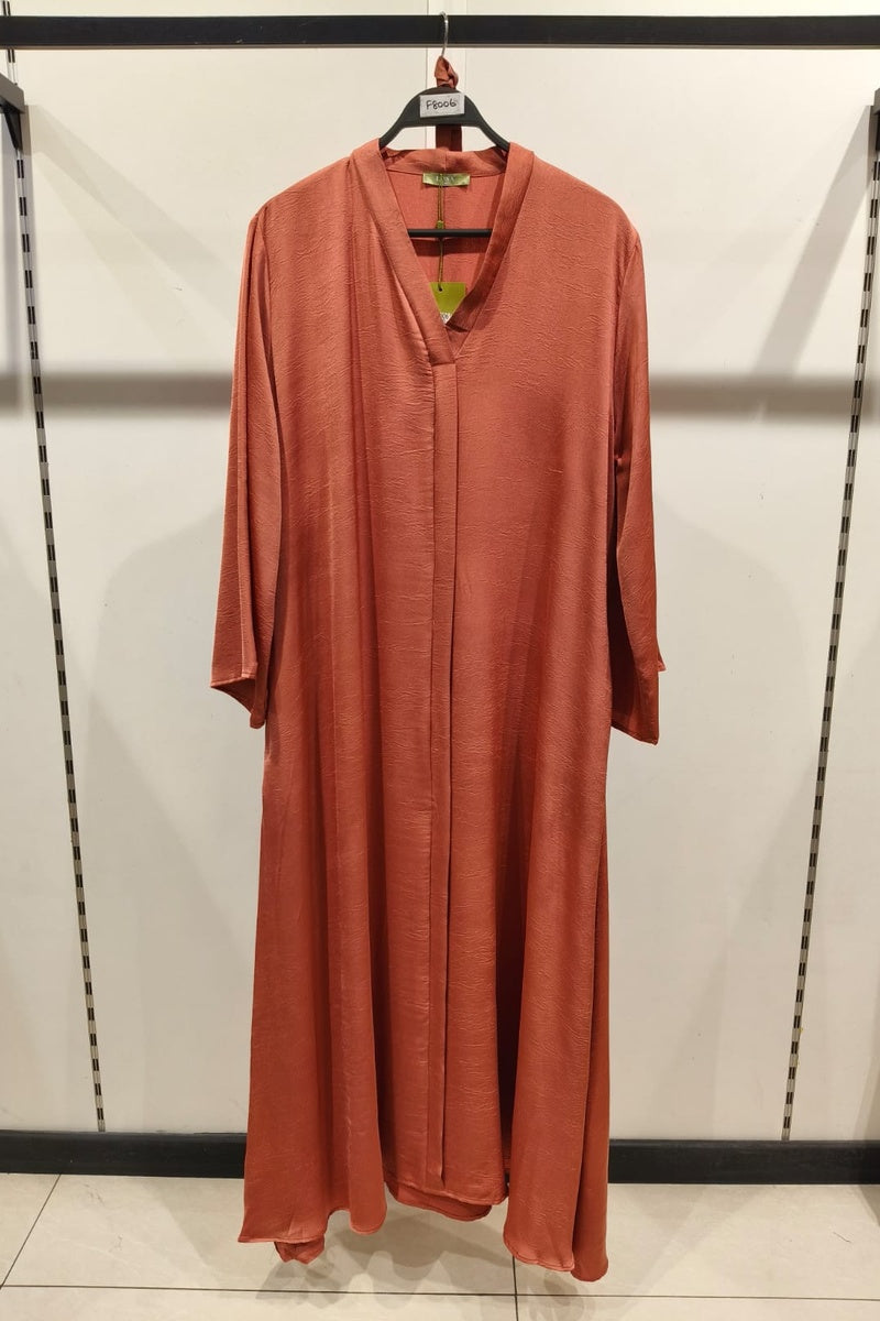 Robe longue unie satinée avec ceinture